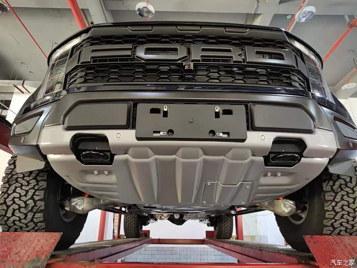 陪朋友提猛禽看了看底盘好大的排气筒