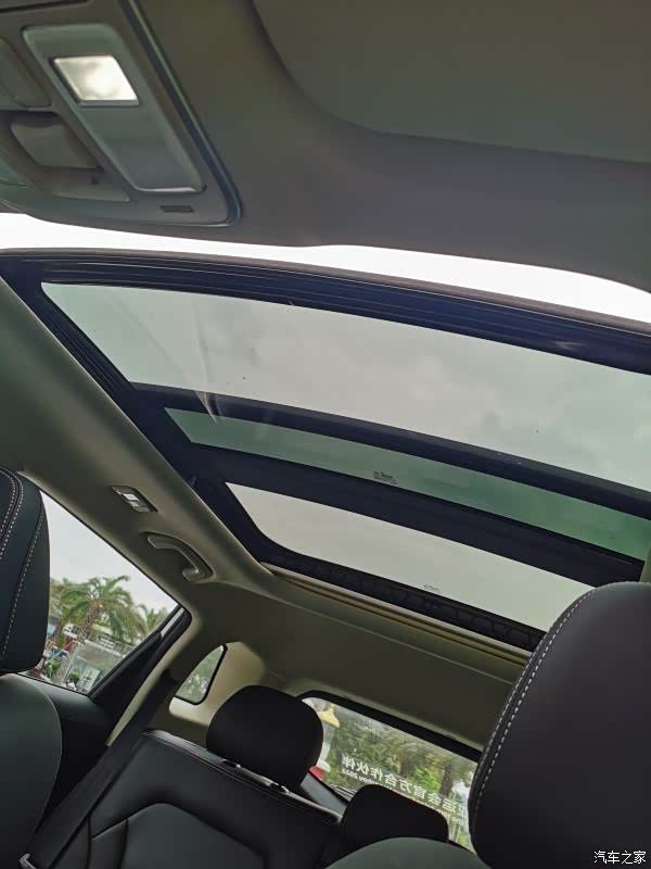 全景天窗是一个老婆非常喜欢配置,打开之后车内通透.