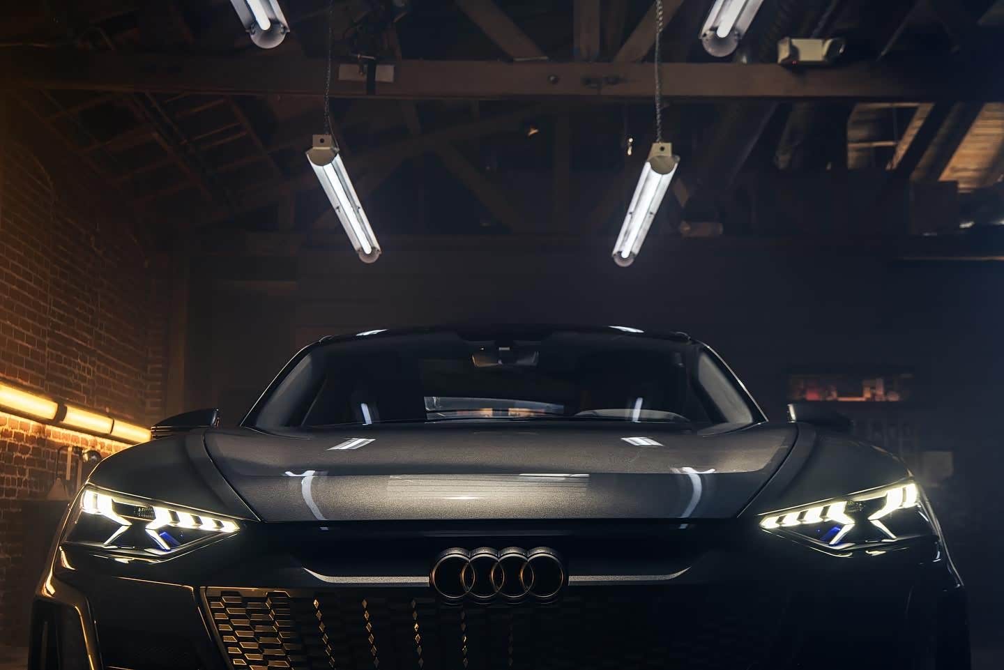 audi e-tron gt 陆地黑武士,霸气十足.