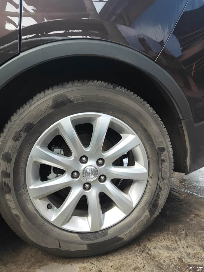 轮胎灰扑扑不黑不亮