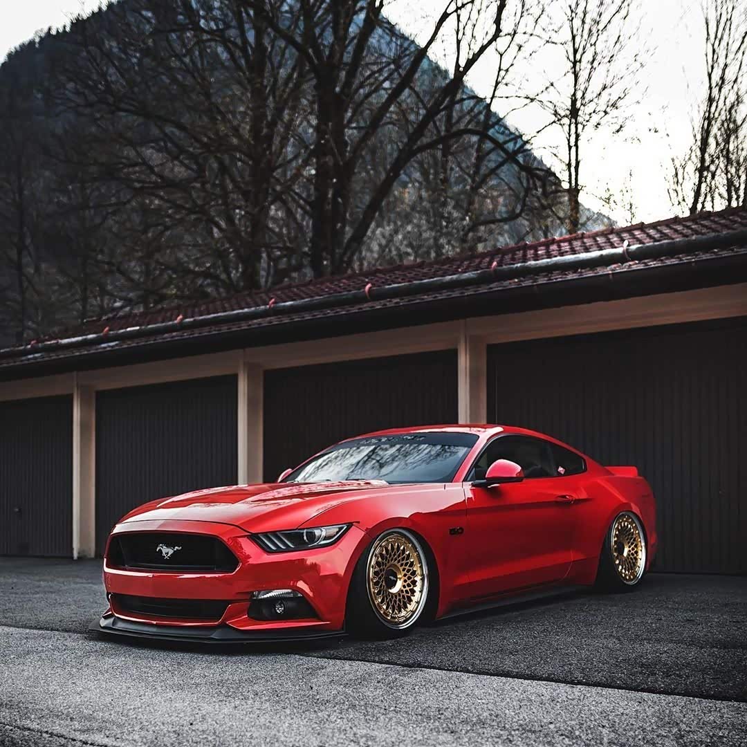 红色美系肌肉车野马,最帅的车型之一.