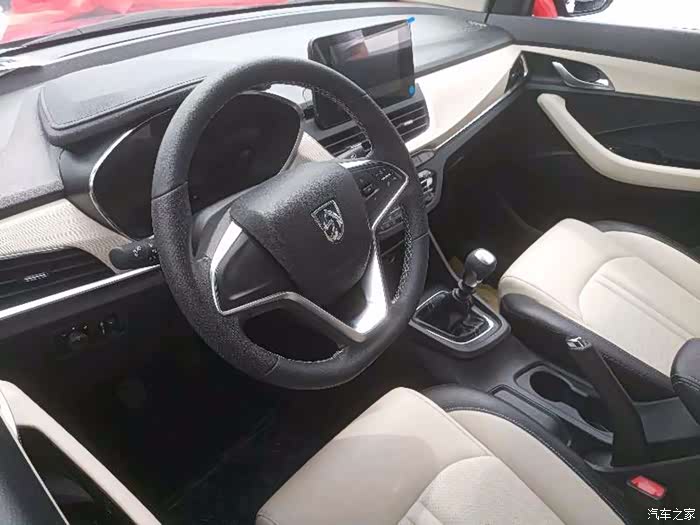 品味宝骏360 内部配置也是十分丰富,悬浮式中控屏