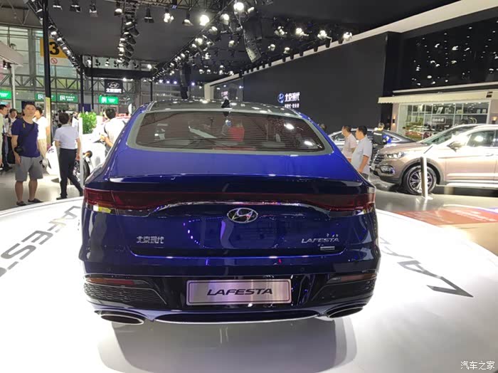 前几天成都车展看了下拉菲