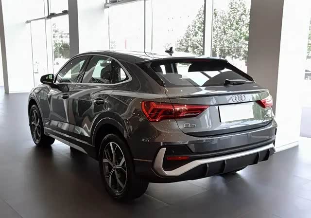 奥迪q3轿跑是典型的溜背式设计风格,腰线设计更突出