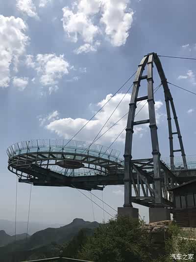 景区里最抢眼景点ufo玻璃栈道