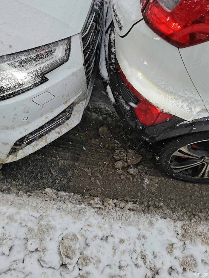 下雪天撞车图片图片