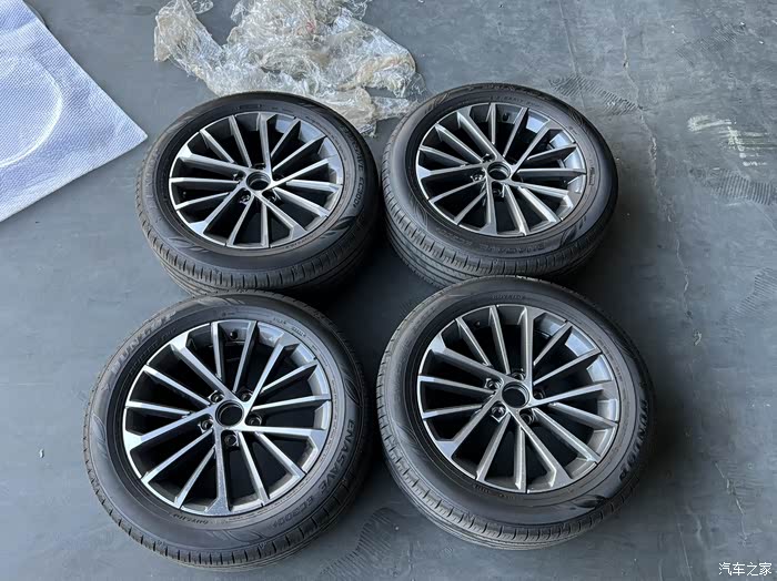 出2020款迈腾380豪华版原厂17寸轮毂轮胎