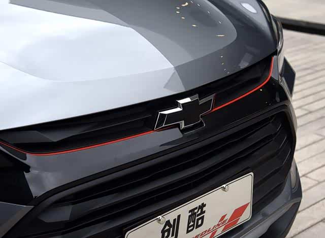 redline版本将运动套件应用其中并加入了不少熏黑元素