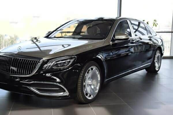 迈巴赫s引擎盖上镶嵌迈巴赫双mm车标,一眼看去整个前脸又霸气