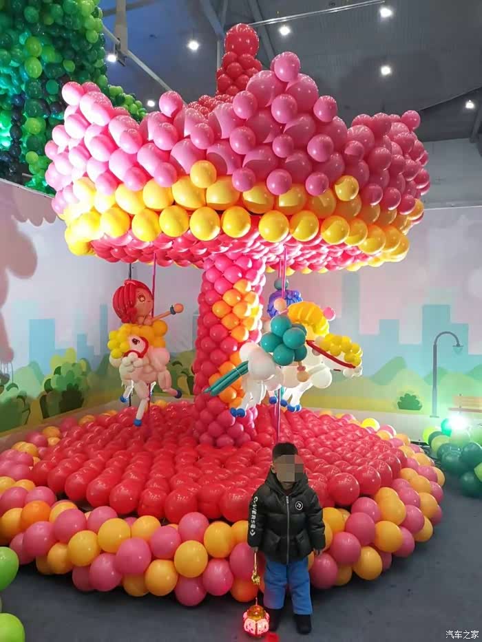 小七载我带少爷和他妈妈参观会展中心的魔幻气球嘉年华