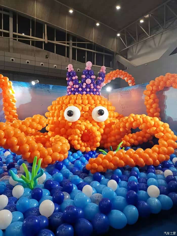 小七载我带少爷和他妈妈参观会展中心的魔幻气球嘉年华