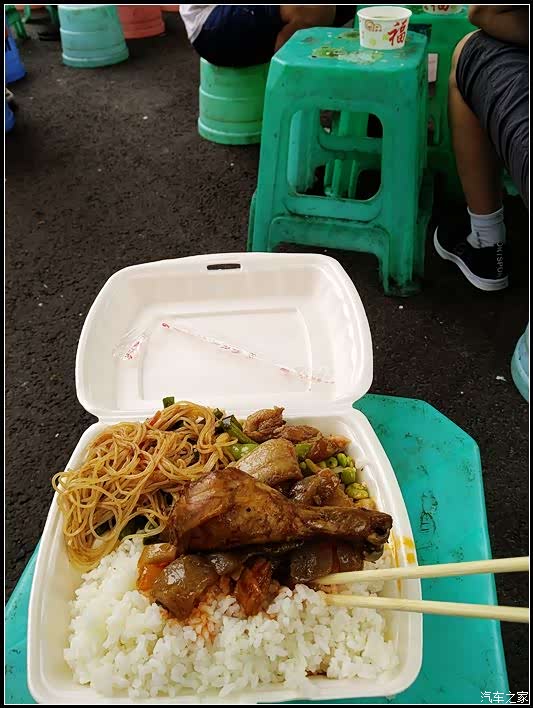 这些年来我们曾经蹲在路边吃过的盒饭