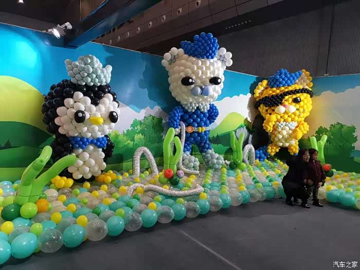 小七载我带少爷和他妈妈参观会展中心的魔幻气球嘉年华