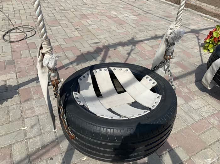 真的裁缝啊!用旧轮胎做的秋千,一点都不咯屁股