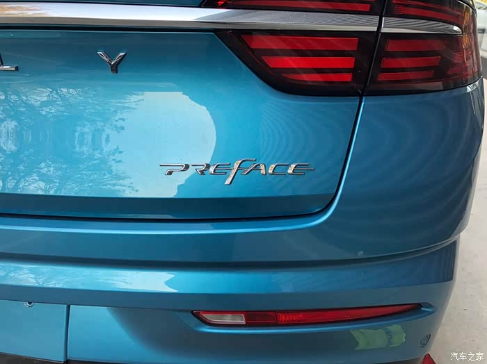依旧是geely大字母加车名小字母 倒也算洋气