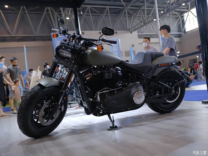 车展看摩托纯美式肌肉车哈雷肥霸fatbob