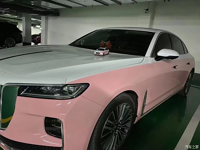 红旗粉色轿车图片
