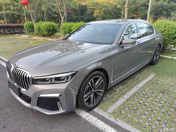 发几张7系贝尔尼纳灰实车照片,供有意购车的朋友参考.