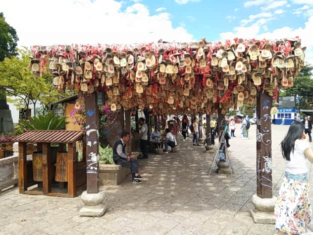 许愿亭到这里定要给自己许个美愿望希望以后工作生活能越来越