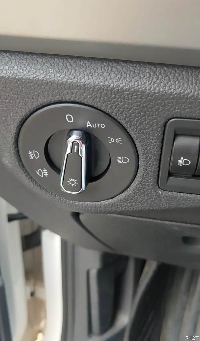 全民用车记朗逸改装自动大灯开关作业
