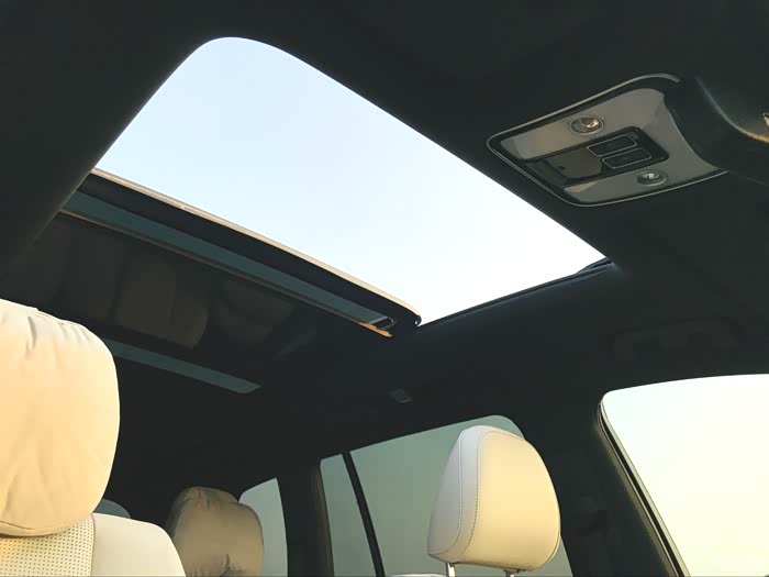 全景天窗,尺寸上来说一个成年人探出去是完全没有问题的.