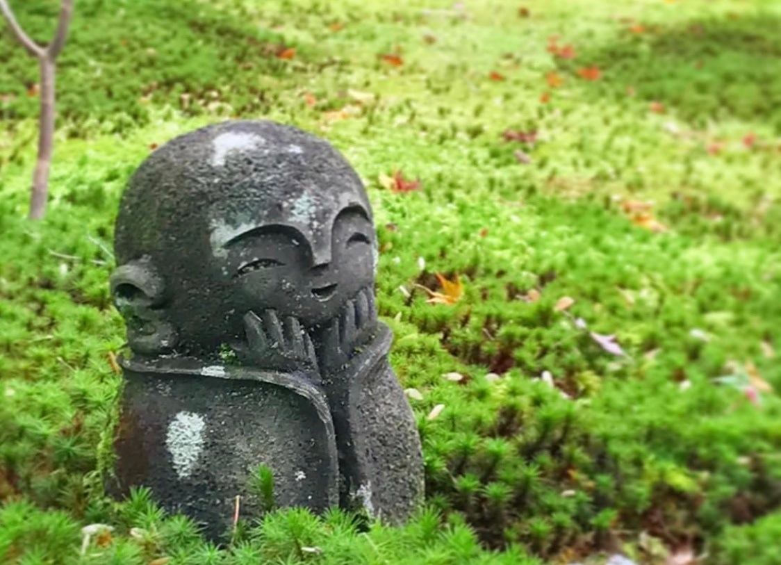 日本路边的小石像图片