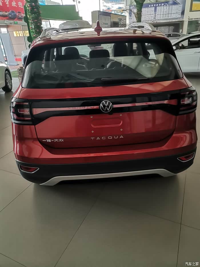 探影的尾部,是我最喜欢的,贯穿式的熏黑尾灯,有点像科幻片里的镭射眼