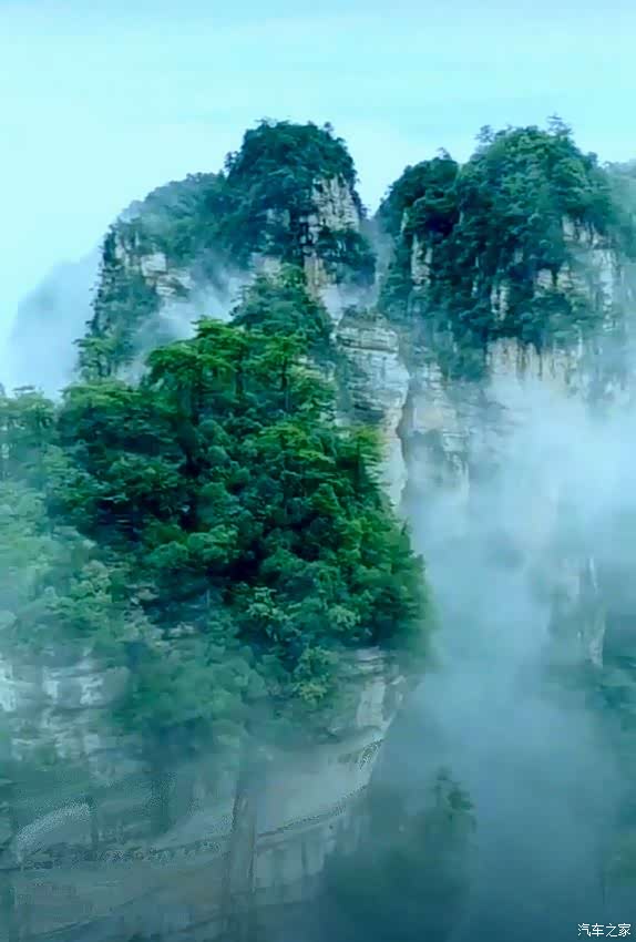 云雾缭绕的青山