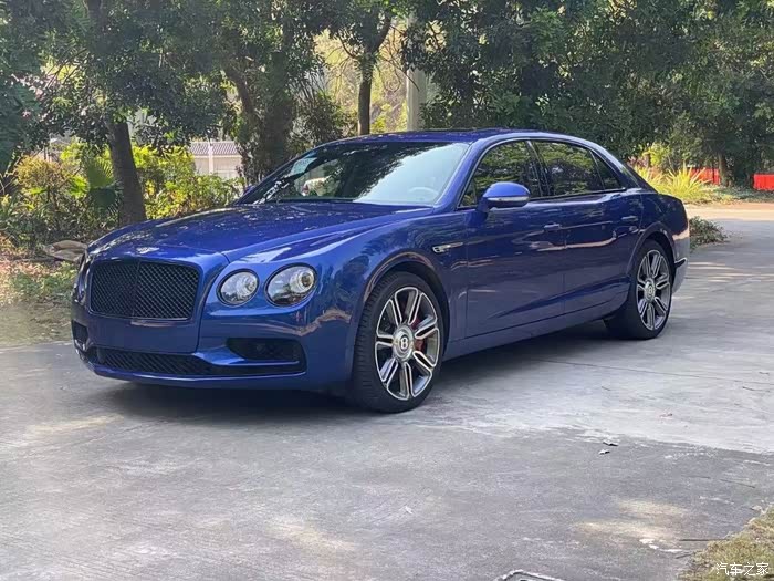 这款蓝色外观的宾利摆出了优雅姿态动力十足行车无忧爱了