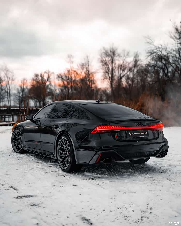 一枚漂亮的黑色奥迪rs7在雪地里还是那样楚楚动人喜欢了
