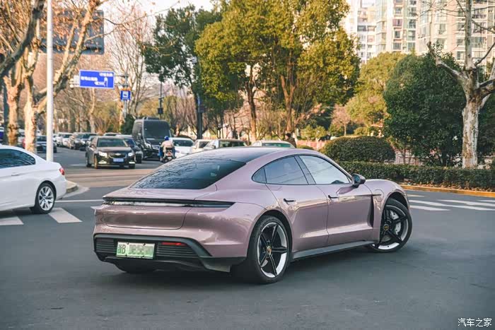 保时捷taycan 冰莓粉 实车很惊艳
