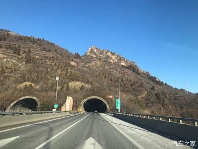 沿京承高速公路行驶370米,过涝洼桥,直行进入横城子隧道