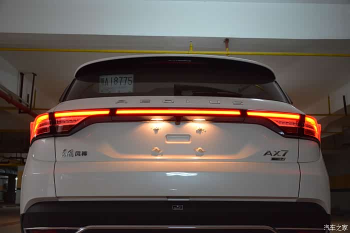 贯穿式尾灯点亮后效果非常错,面积非常大