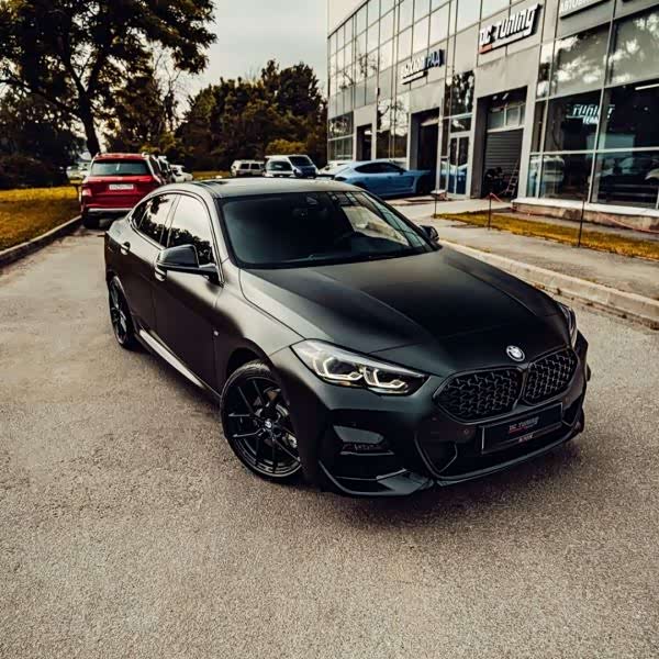 全新宝马2系gran coupe,采用哑光黑的车身涂装