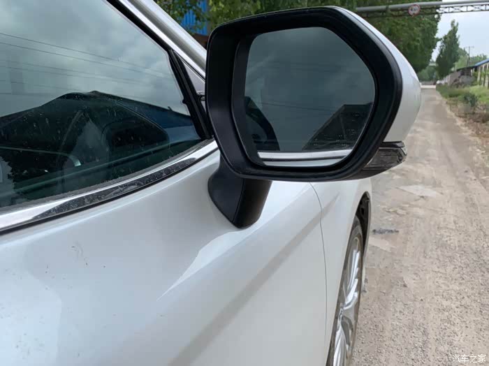 隆起的线条和后视镜