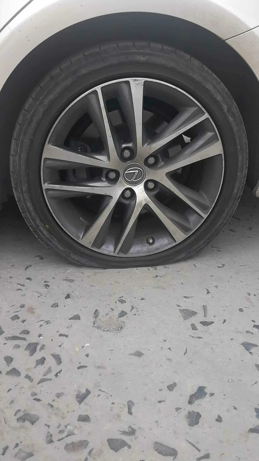 is300的轮胎真的薄啊