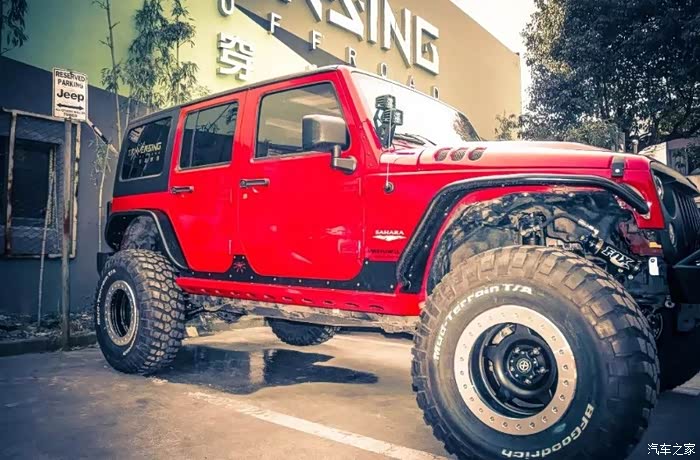 纯正的越野改装红色jeep牧马人28l柴油版