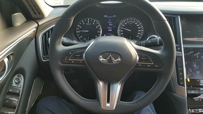 刚提的进享版,方向盘向右歪5度左右.