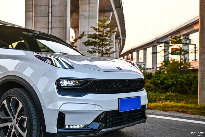 吹着微风伴着斜阳解锁白色领克05的绝美颜值