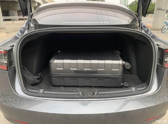 后备箱的存储量还是达到日常需求的