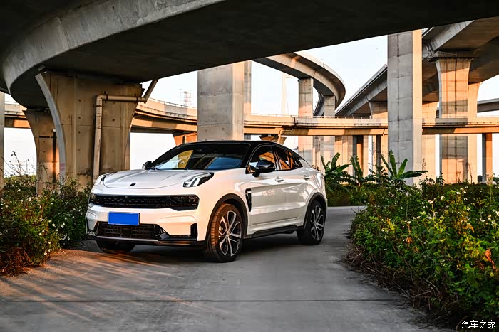 吹着微风伴着斜阳解锁白色领克05的绝美颜值