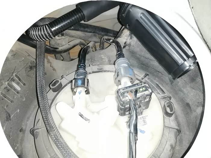 2014款标致308改装碳罐灰滤位置吹碳罐内部灰尘