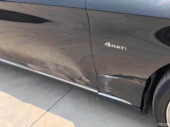 迈巴赫停在这也被别人撞了一下,最近很烦.