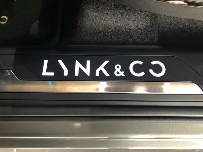 驾驶室门槛上领克logo迎宾灯