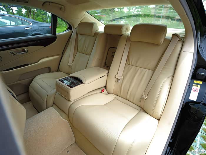 2010款雷克萨斯ls460l尊贵版