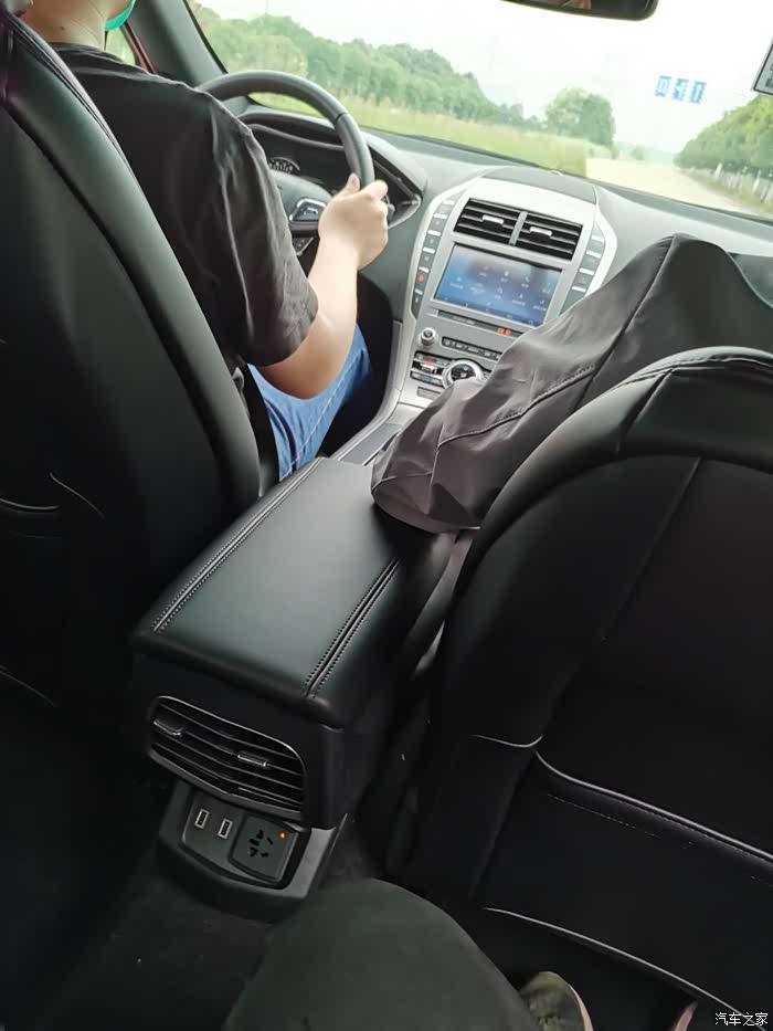 当天提车回家的时候朋友拍的,当时开车时还挺兴奋的,哈哈