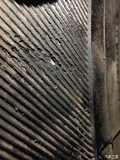 这个白色的点是帘布层吗