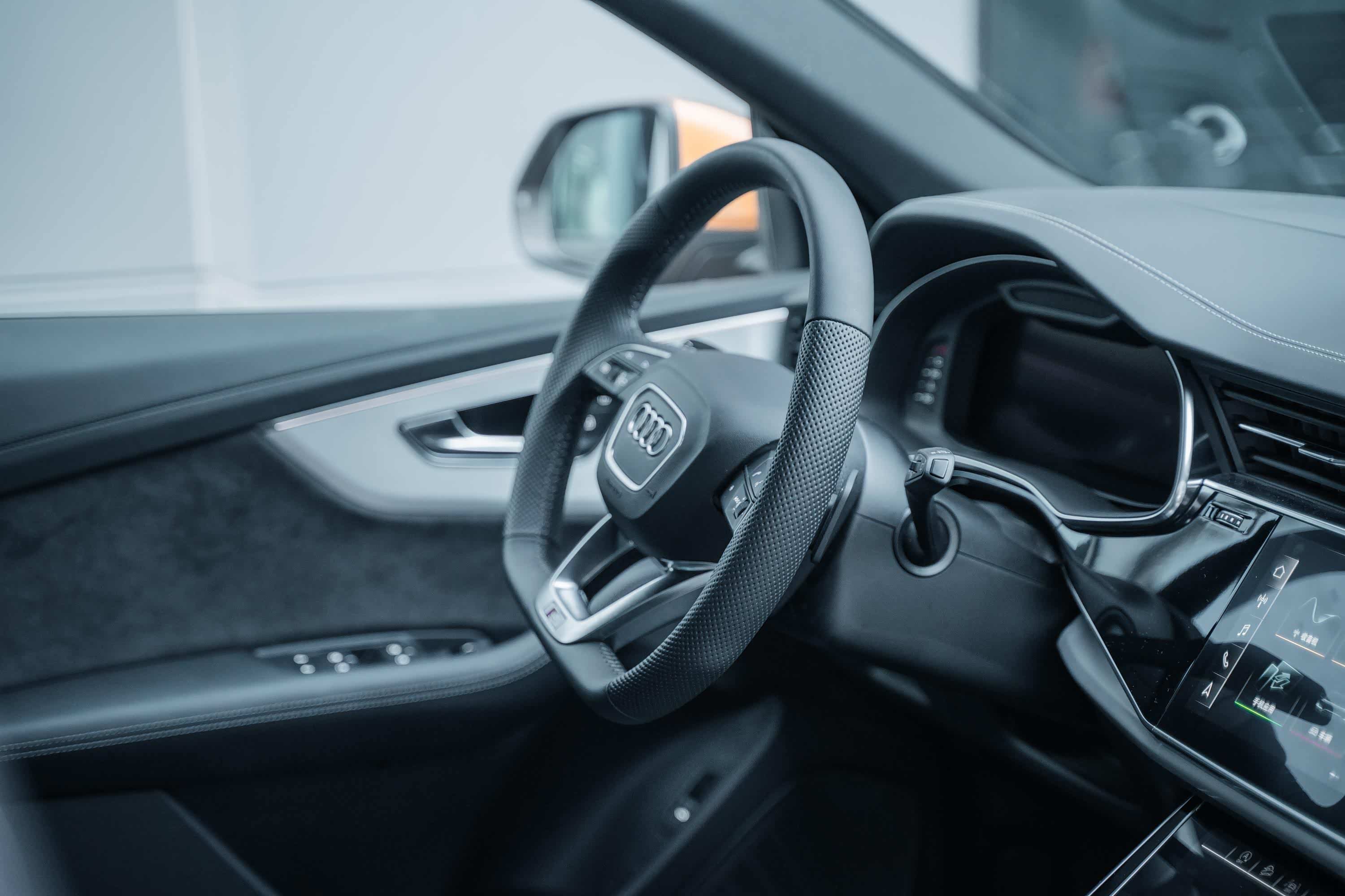 q8的造型很运动时尚,有点溜背轿跑suv的格调,_奥迪a3(进口)新能源论坛