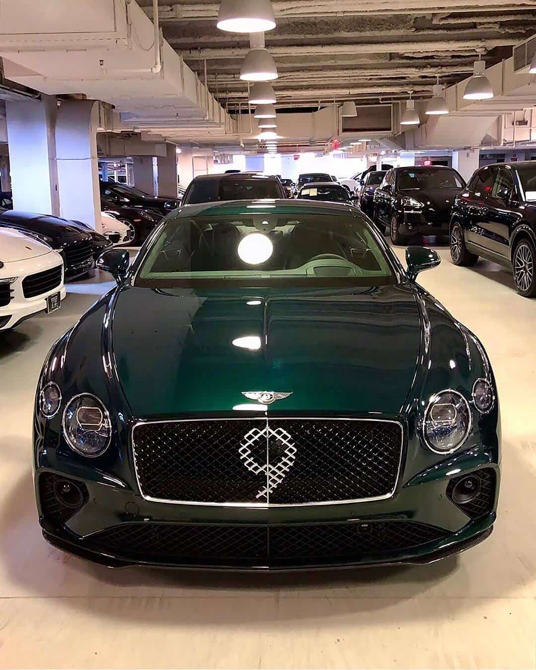 限量款宾利欧陆gt,轮毂颜色和刹车盘细节都很美