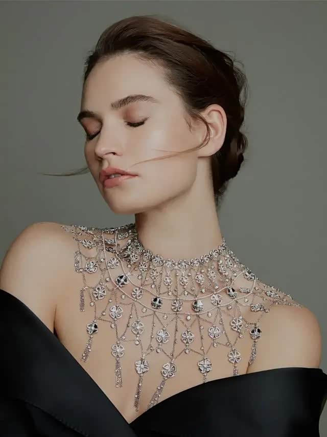 她是一位气质典雅的英国知名女演员